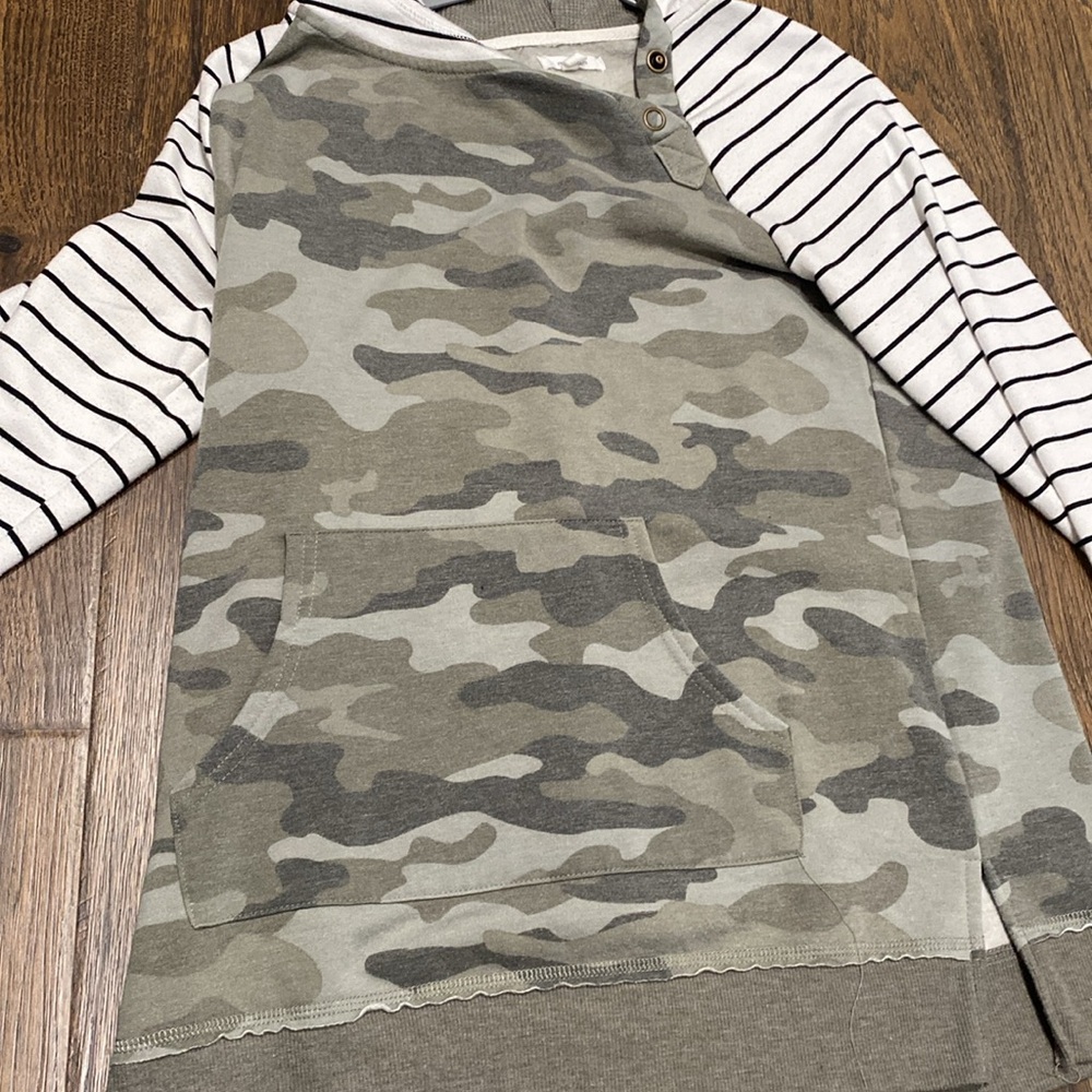Camo/stripes pull over - Picture 3 of 7